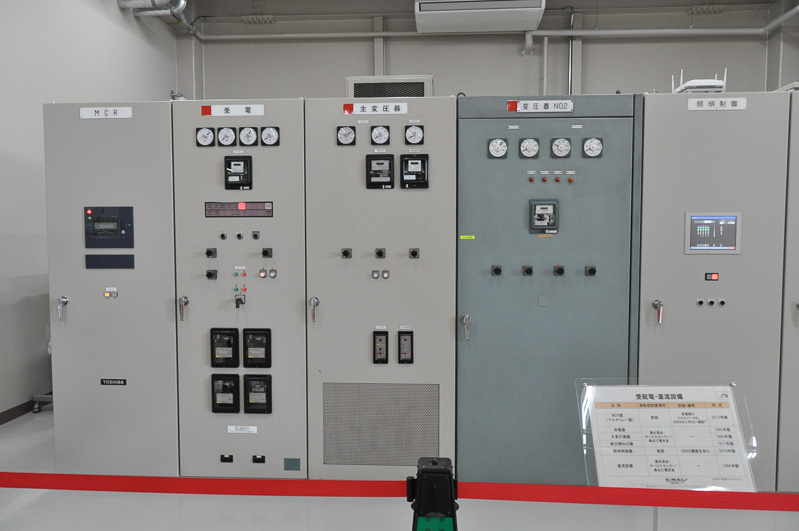 高速道路に設置されている受電盤の故障訓練設備。実際に高速道路で使われていたものが移設された