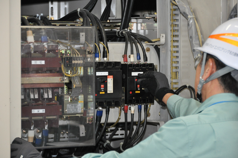 図面を見て配線を追いながら故障個所を探り当てていく