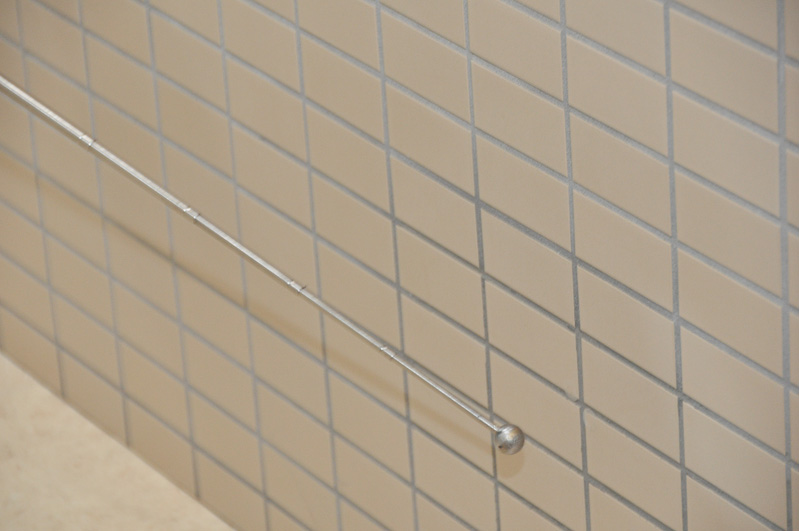 トイレの壁面タイルも打音点検ができるようエラー個所が用意されている。エラー個所を見つけたらテープでマーキング