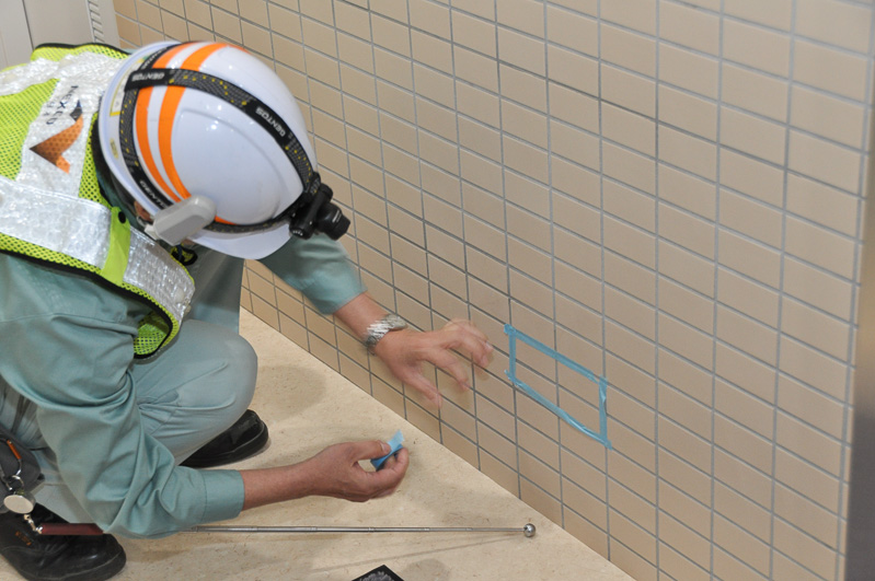 トイレの壁面タイルも打音点検ができるようエラー個所が用意されている。エラー個所を見つけたらテープでマーキング