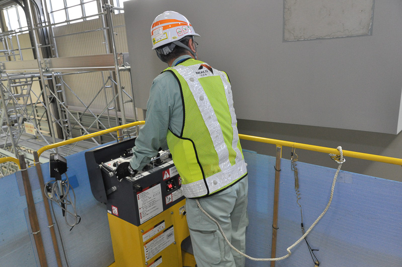 高所作業車による橋梁の打音点検訓練。高所作業車のバスケットを適切な個所に安全に近づけていく