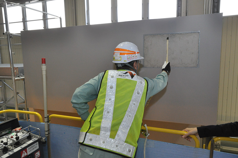 この位置だと遠いので安全に打音点検ができない