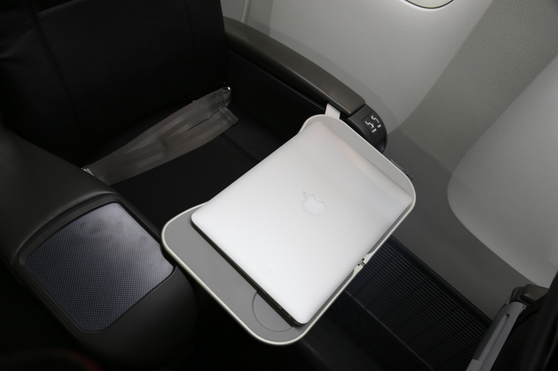 テーブルを出したところ。13インチのMacBook Airを乗せてみた