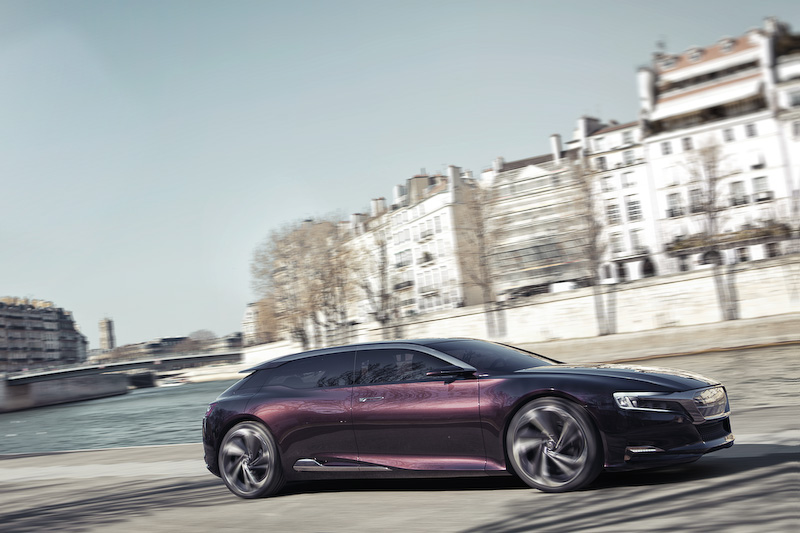 DSフォーブール・アディクトは、2012年の北京モーターショーで公開されたDSシリーズのコンセプトカー「Numero 9」にインスピレーションされた素材やカラーリングを採用