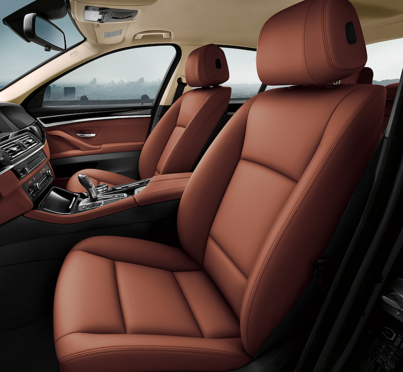 インテリアではシナモンブラウンのダコタ・レザー・シートやファインライン・アンソラジット・ウッド・インテリア・トリムなどを採用
