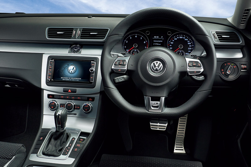 レザーステアリングはスポーク部分がシルバー加飾となり、グリップ部分の形状が異なるR-Line専用品