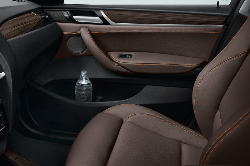 クロームインサートをインテリアの要所に使って上質感を演出