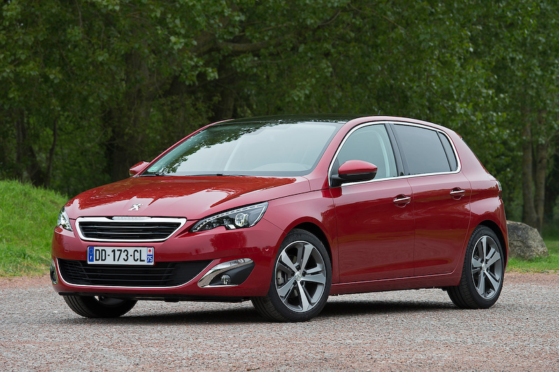 新型308（ハッチバック）のボディーサイズは4250×1800×1460mm（全長×全幅×全高）、ホイールベース2620mm。エクステリアでは、31のLEDからなるフルLEDヘッドライトやクロームメッキで縁取した大型のグリル、ライオンが爪で描いたような3本のLEDで構成されるテールランプなどを採用