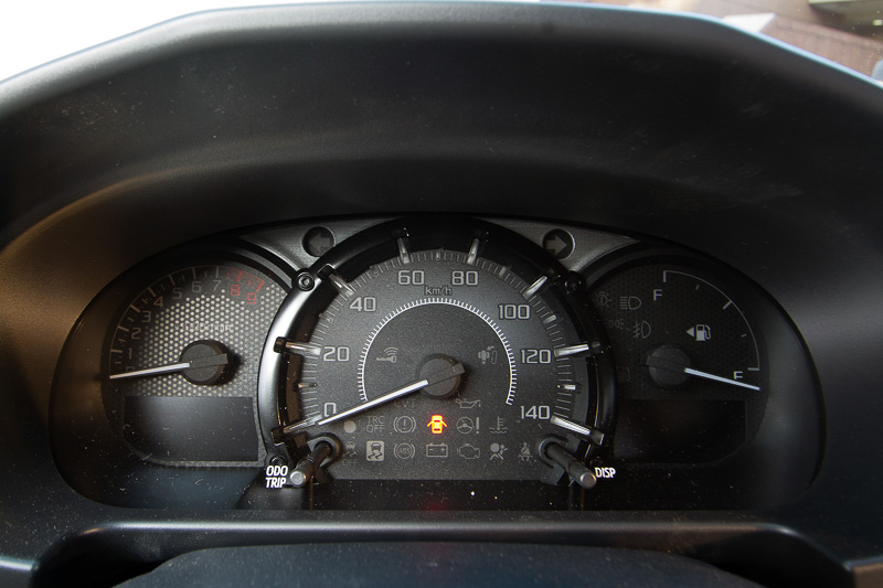 内装のデザインもシンプルでスポーティにまとめてある。室内の広さもそこそこあるので、窮屈な感じはない