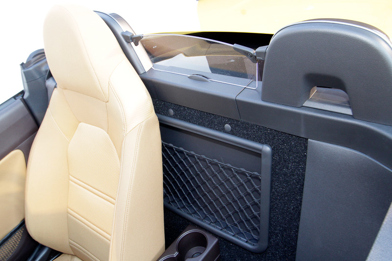 内装色もブラウン＆ベージュとブラックを選択できる。シート後方には小物入れ用のネットがある