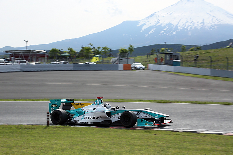 大人1人と中学生以下の子供2人が6000円でレース観戦できるバスツアー