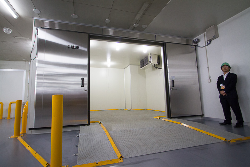 食の安全と安心を保つための保冷設備内。扉は2重構造になっていて、室温は10.5℃に保たれている。このスペースがクール仕分け室で、このほかに冷蔵庫と冷凍庫を完備していて、生鮮食品などはここで扱われる
