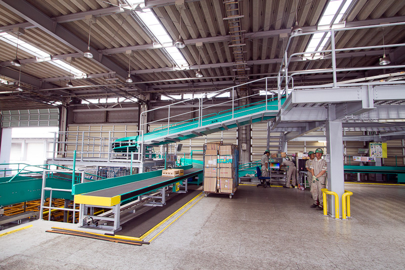 こちらが荷捌き所。ここから荷物が2階の自動仕分け機「クロスベルトソーター」に送られる。荷捌き所のとなりが多目的スペース。リニューアルしたこの日から稼働開始となった施設なので、取材時にはまだ利用されていない状況だった