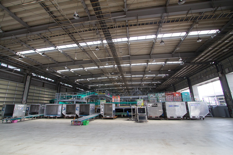 こちらが荷捌き所。ここから荷物が2階の自動仕分け機「クロスベルトソーター」に送られる。荷捌き所のとなりが多目的スペース。リニューアルしたこの日から稼働開始となった施設なので、取材時にはまだ利用されていない状況だった