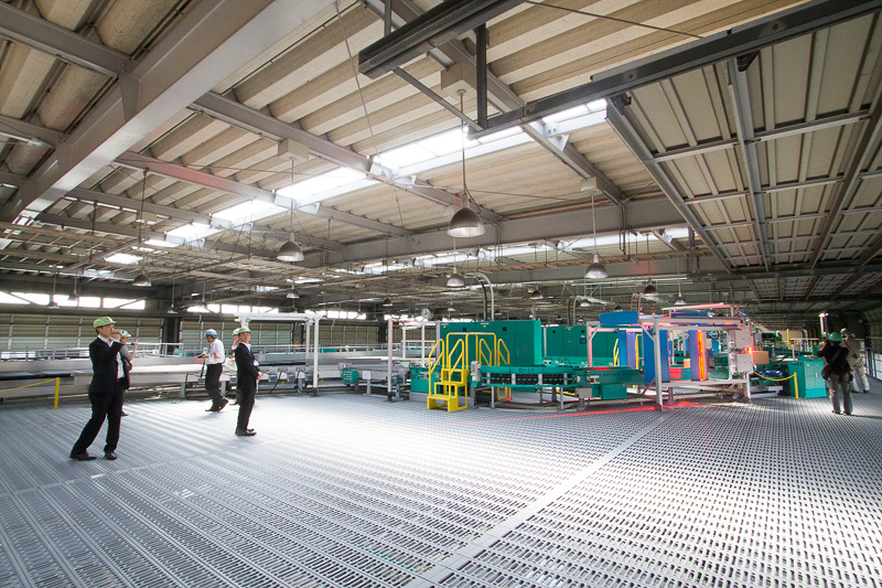 2階のクロスベルトソーター。1つのキャリアに1つの荷物が載せられる仕組みなので、荷物同士がぶつかる心配がない。仕分け場所に来るとコンベアが回転し、荷物をシュートに落とす。ルート上には荷物の片寄りを修正するゲートや赤外線装置もある