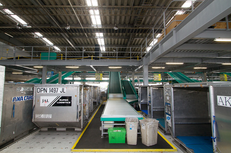 クロスベルトソーターで仕分けされた荷物は、それぞれ配送や航空機に積むためのコンテナに送られる。パレットの高さは空港で使用するフォークリフトに最適な高さとなっているという