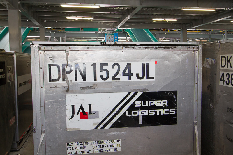 クロスベルトソーターで仕分けされた荷物は、それぞれ配送や航空機に積むためのコンテナに送られる。パレットの高さは空港で使用するフォークリフトに最適な高さとなっているという