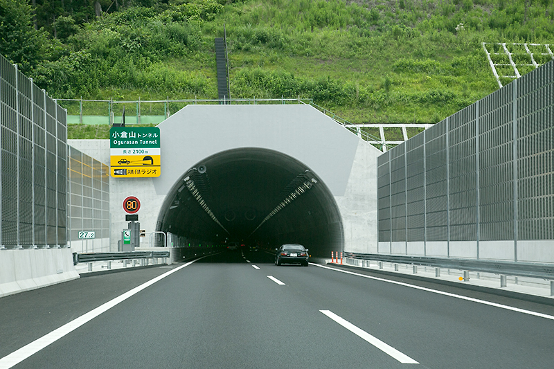 圏央道に来たならぜひ使ってほしいのがこの小倉山トンネル。トンネル内の左側壁に約80km/hで進むように見えるLEDライトが用意されている。これによりトンネル内での速度低下を起こしにくいよう配慮している