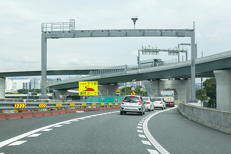 午前中はこのように渋滞が発生していた。上り坂の後の下り坂での渋滞のため追突事故には気をつけてほしい