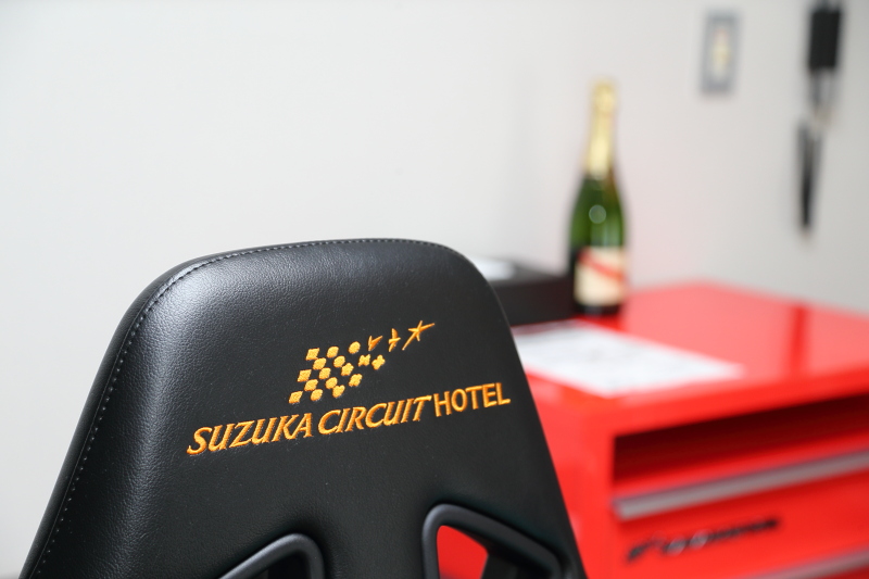 随所に見られるオリジナルアイテムがレーシングムードを高める