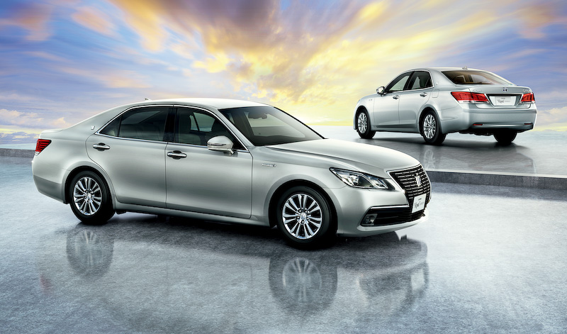 ロイヤルサルーンG（ハイブリッド、左）とロイヤルサルーンG Four（ハイブリッド、右）