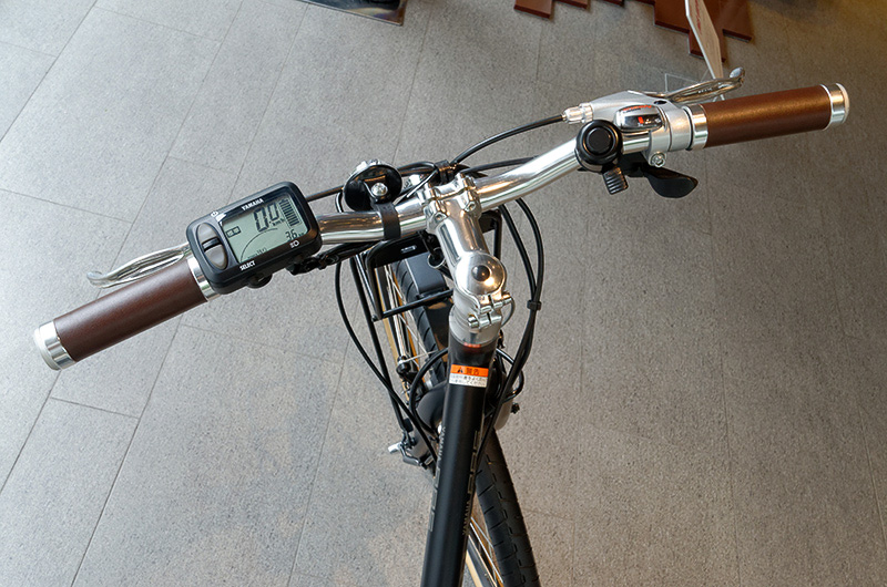 ハンドルには電動アシストの切り替え機能を備えるだけでなく、バッテリー残量、速度、消費カロリーなども表示する「液晶マルチファンクションメーター」を装備