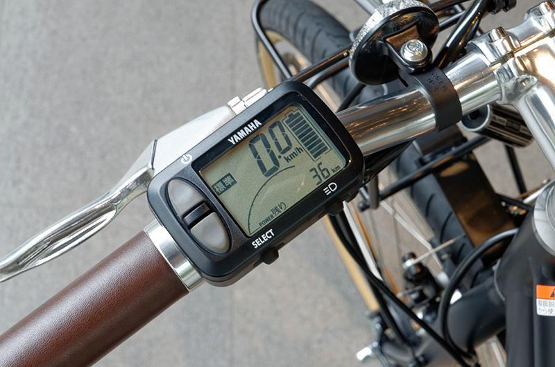 ハンドルには電動アシストの切り替え機能を備えるだけでなく、バッテリー残量、速度、消費カロリーなども表示する「液晶マルチファンクションメーター」を装備