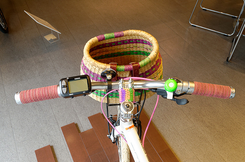 カゴ、サドル、チェーンやペダルを交換。トップチューブなどに手編みのカバーを巻いて、ガーリーな雰囲気を演出している