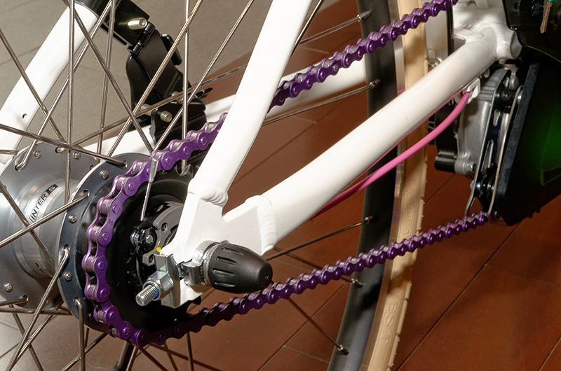カゴ、サドル、チェーンやペダルを交換。トップチューブなどに手編みのカバーを巻いて、ガーリーな雰囲気を演出している