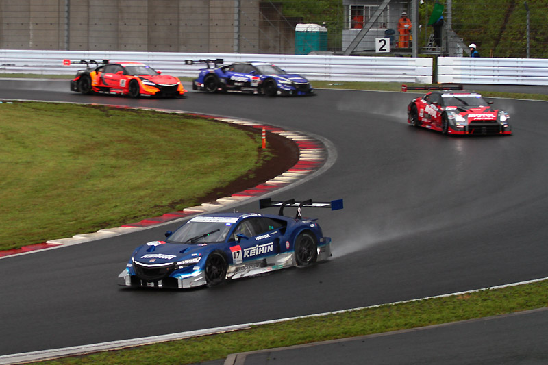 17号車がトップをキープ、23号車が続き8号車を100号車が抜きに掛かるがこの後オーバーラン