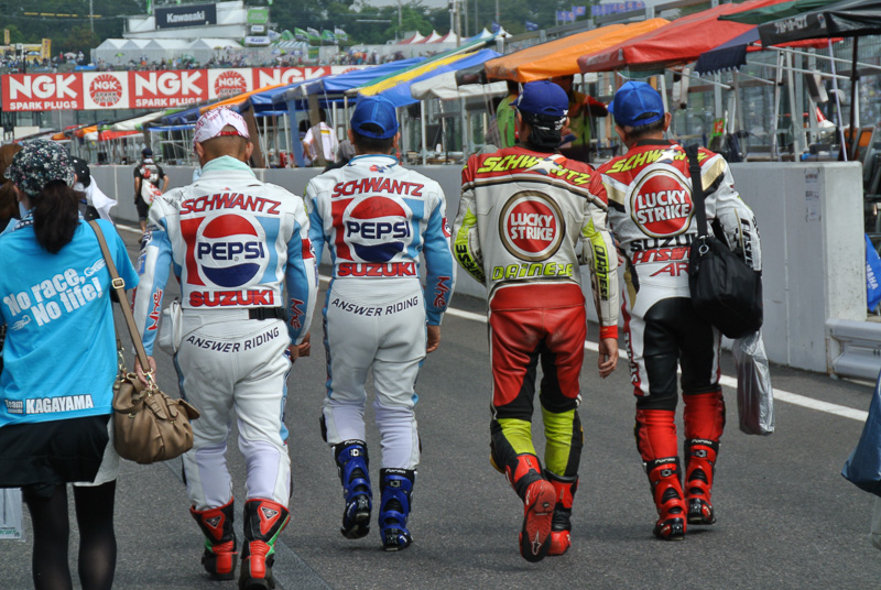 前方にシュワンツ選手発見！　４人もいますがな！　シュワンツさん！