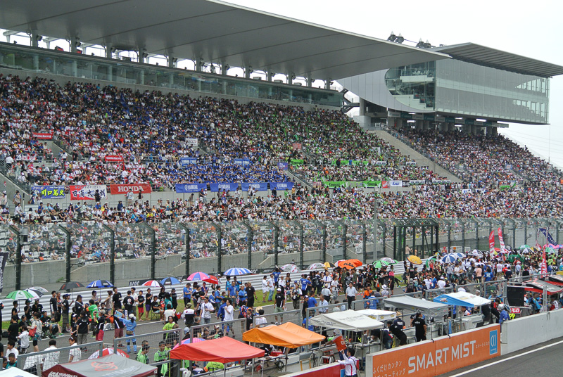 メインスタンドは各メーカーのファンで埋め尽くされている。メーカーごとにカラーが異なっているのが面白い