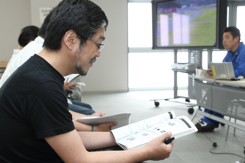 かなり真剣なおっさん。講師の言うことを一言も逃したくないのである