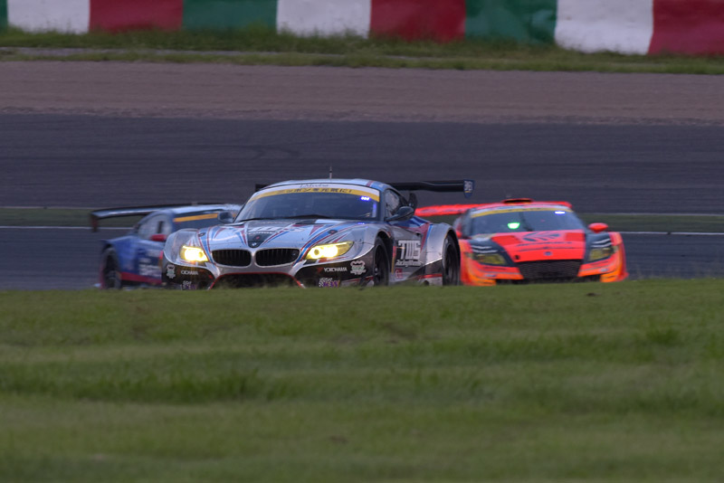 55号車は2コーナーで突然スローダウン。60号車との差が広がり、周回遅れの61号車にも抜かれた