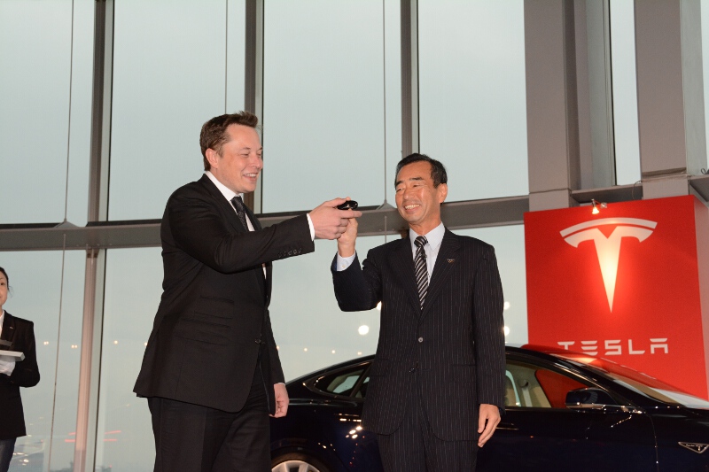 最初にキーが渡されたのはパナソニック代表取締役副社長の山田喜彦氏