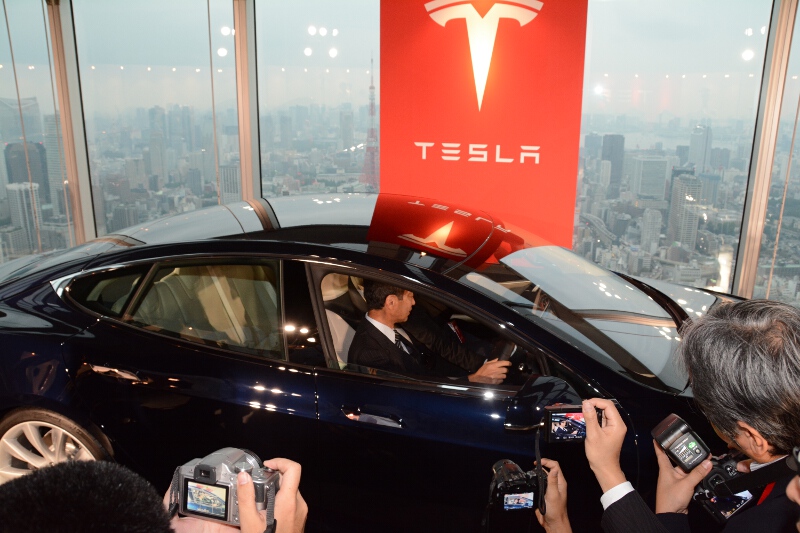 早速乗り込んで車両の説明を受けるパナソニックの山田副社長