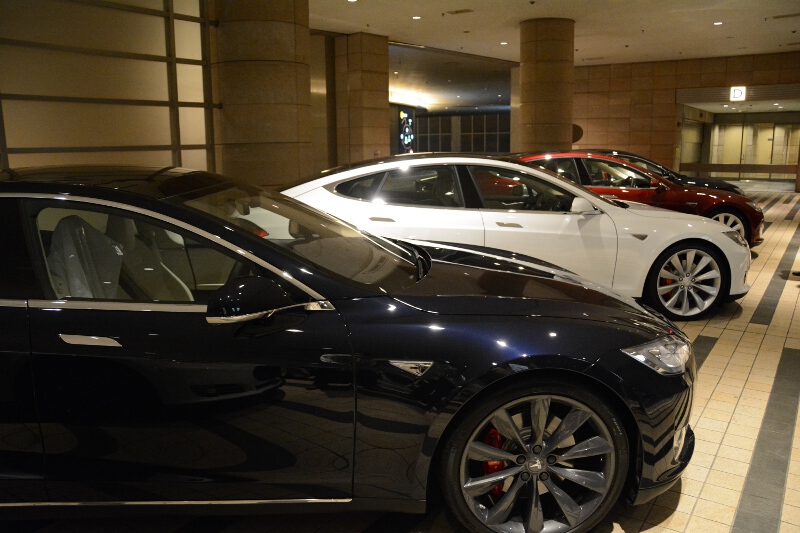 テスラスーパーチャージャーが設置される車寄せには新オーナーがこれから乗って帰ると思われるモデルSが並んだ