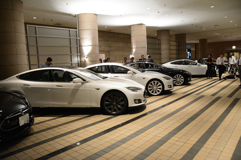 テスラスーパーチャージャーが設置される車寄せには新オーナーがこれから乗って帰ると思われるモデルSが並んだ