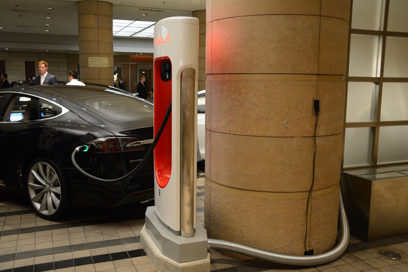 後方からケーブルの入った配管が伸び、天井へと続いていた