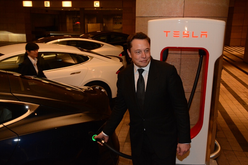 報道陣の前ではイーロン・マスクCEOが充電操作をやってみせた