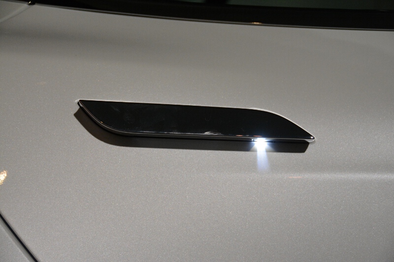 ドアハンドルは触れるとせり出し、LEDによるライトが点灯する