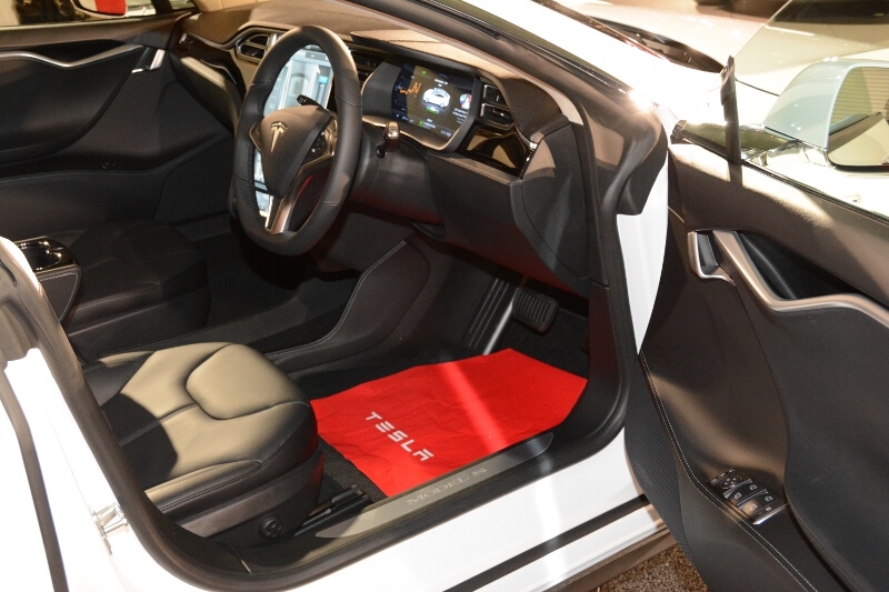 モデルSの運転席。足元は広そうだ
