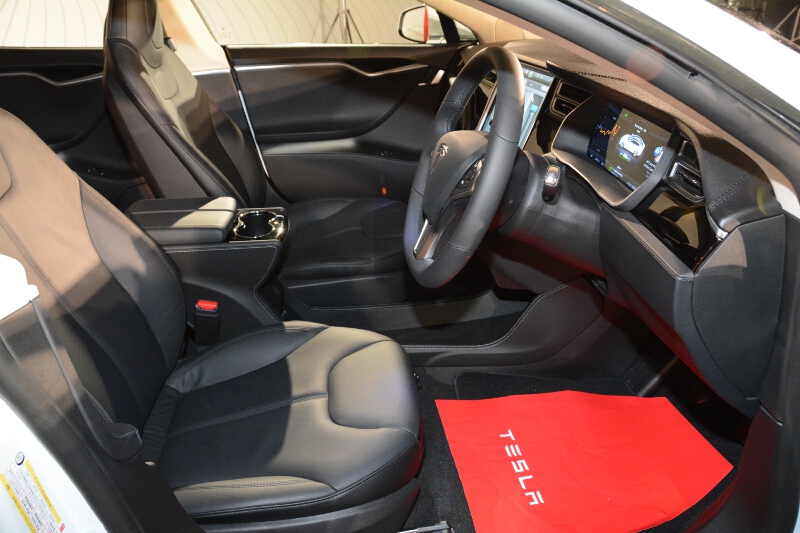 モデルSの運転席。足元は広そうだ