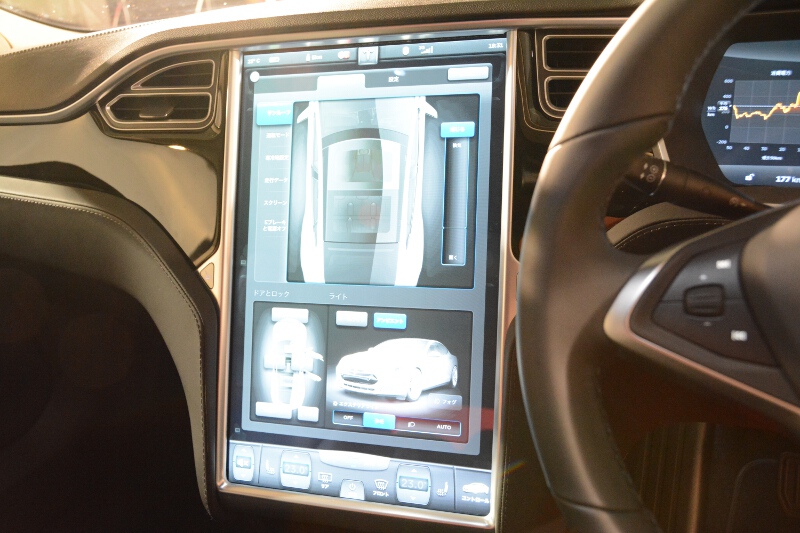 17インチディスプレイをたて型に配置する、車両ステータスから空調まですべて表示してタッチ操作が可能。これ以外の操作はほとんどない