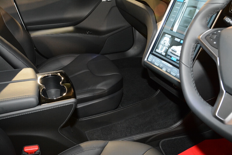 センタートンネルがないのと操作スイッチ、レバー等もないのですっきりとしている