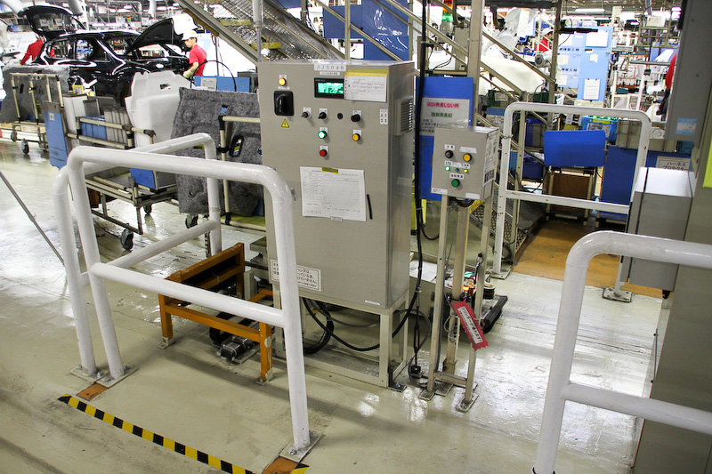 AGVはリーフに搭載するバッテリーを動力源としており、自動充電所（写真）で自動充電を行う仕組みを有する。約40秒の充電で100mを走行できるという