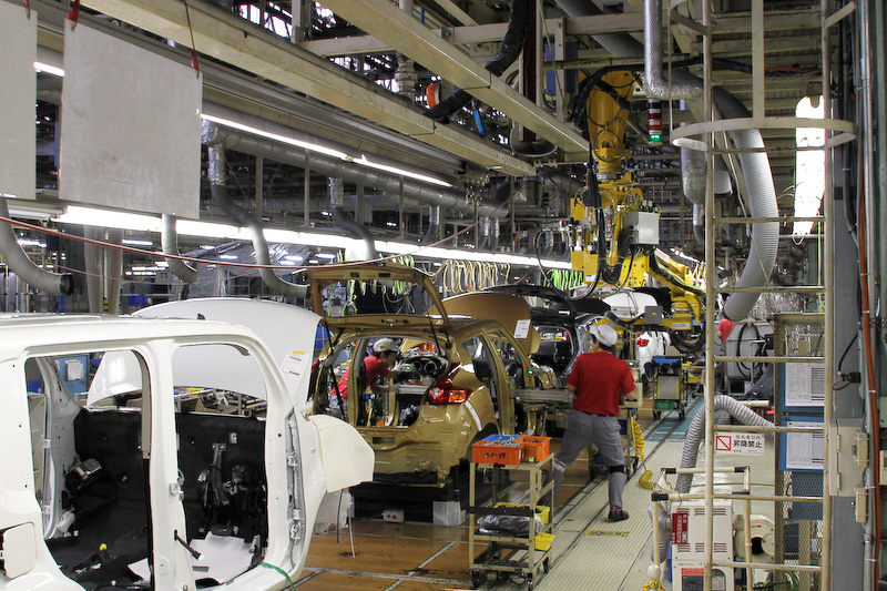 生産ラインでは女性も働くことから、助力装置などを使って作業負荷の軽減を図る。中央と右の写真に写っているのはインストルメントパネルの組み付けに使う助力装置「らくらくハンド」