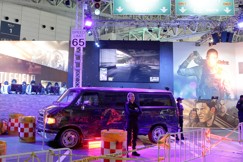 新作ゲームがプレイができるブースは多く、このようにセットに凝ったところもある