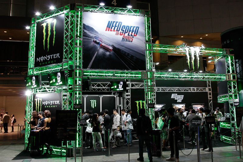 「NEED FOR SPEED RIVALS」はモンスターエナジーとコラボしたブース展開。ここではモンスターエナジーの無料配布も行う