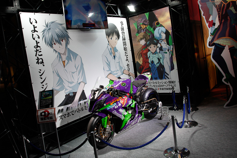 ブシロードブースでは、ブシモの新作ゲーム「エヴァンゲリヲン バトルミッション」のPRで鈴鹿8耐の参戦マシン「エヴァRT初号機シナジーフォースTRICK STAR」を展示